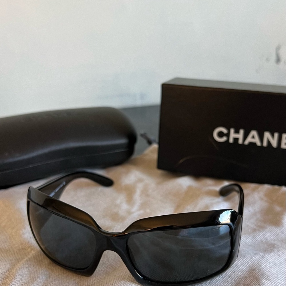 CHANEL Sleek Black Sunglasses